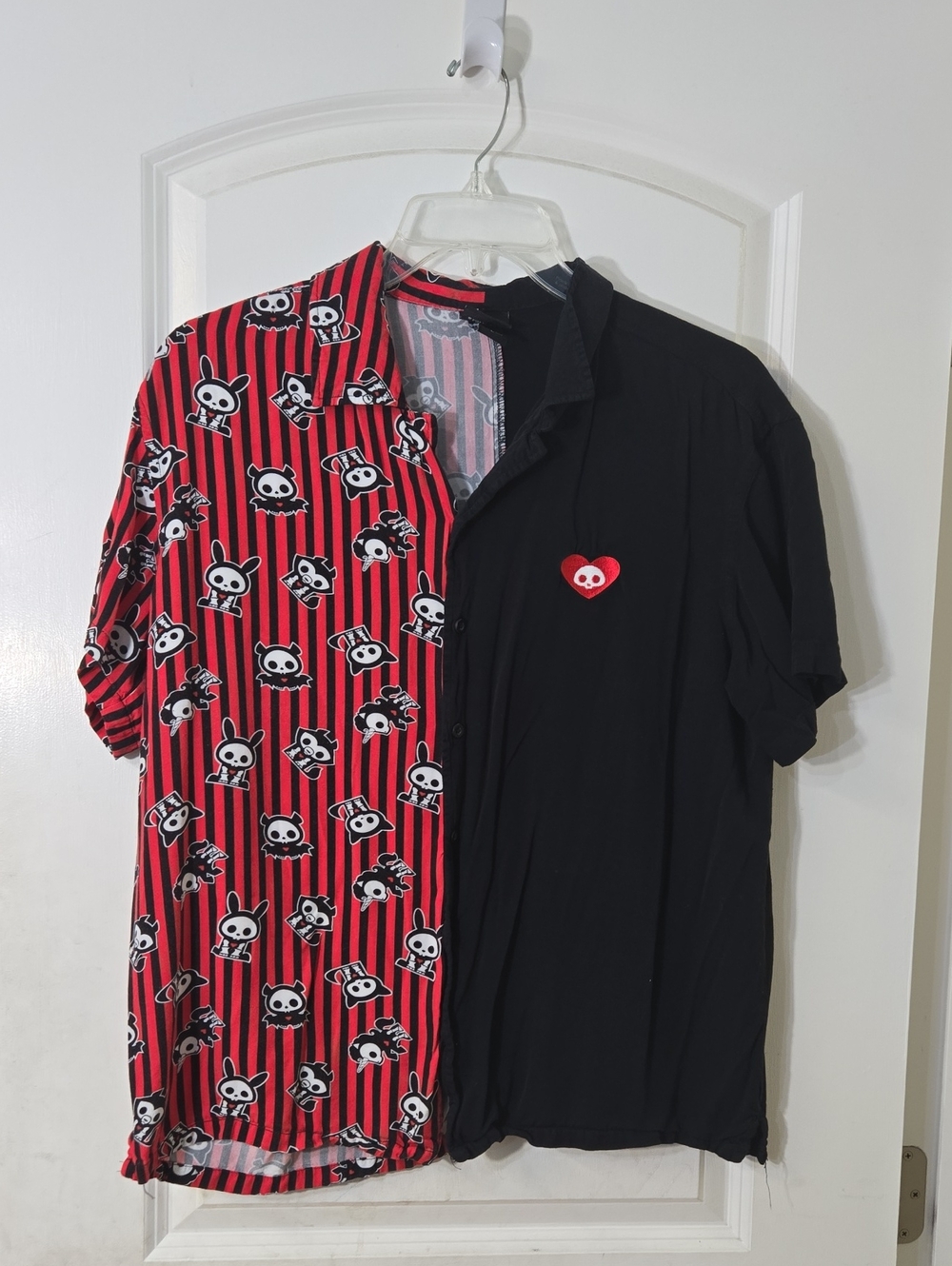 🎄Skelanimsls Animal Half-n-Half Red & Black Skull Button-Down Shirt Large Rayon